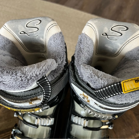 Women’s Salomon Idol 85CS size 23.5 ski boots, used twice, like new - Picture 2 of 5